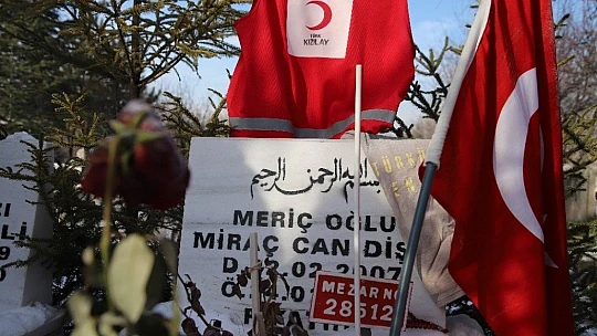 Elazığ depreminde hayatını kaybedenler kabri başında anıldı