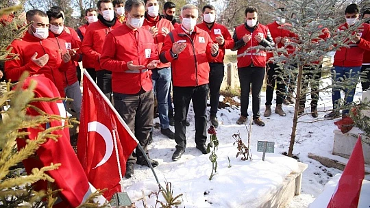 Elazığ depreminde hayatını kaybedenler kabri başında anıldı