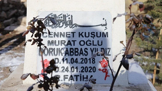 Elazığ depreminde hayatını kaybedenler kabri başında anıldı