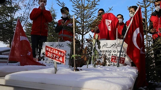 Elazığ depreminde hayatını kaybedenler kabri başında anıldı
