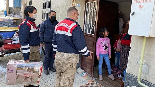 Elazığ depreminin birinci yılında jandarma depremzedeleri unutmadı