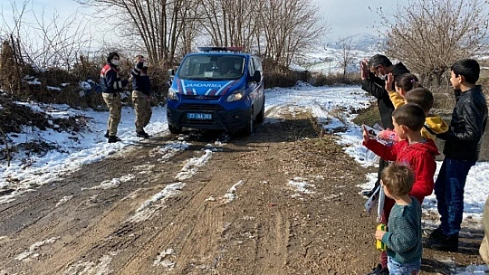 Elazığ depreminin birinci yılında jandarma depremzedeleri unutmadı