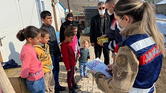 Elazığ depreminin birinci yılında jandarma depremzedeleri unutmadı