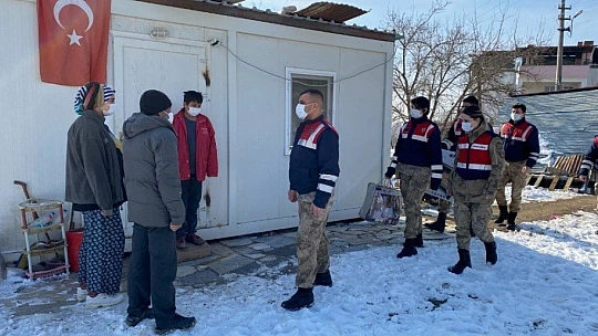 Elazığ depreminin birinci yılında jandarma depremzedeleri unutmadı