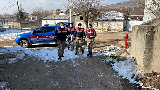 Elazığ depreminin birinci yılında jandarma depremzedeleri unutmadı