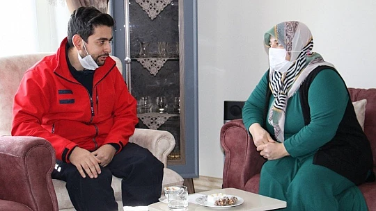 Elazığ depreminin simge isimlerinden Azize Çelik'i, ilk müdahaleyi yapan ekip ziyaret etti