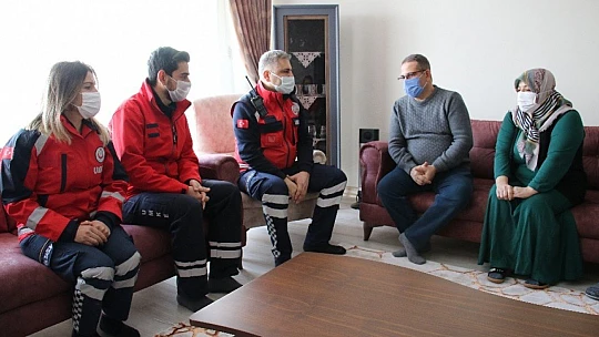 Elazığ depreminin simge isimlerinden Azize Çelik'i, ilk müdahaleyi yapan ekip ziyaret etti