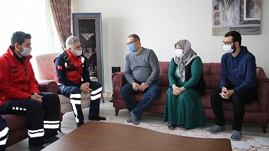 Elazığ depreminin simge isimlerinden Azize Çelik'i, ilk müdahaleyi yapan ekip ziyaret etti