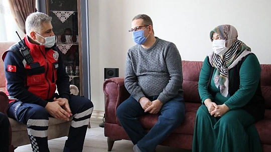 Elazığ depreminin simge isimlerinden Azize Çelik'i, ilk müdahaleyi yapan ekip ziyaret etti