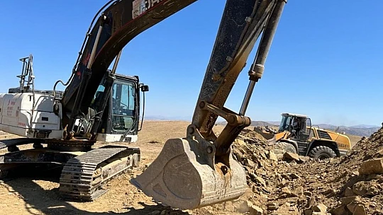 Elazığ İl Özel İdaresi ekiplerinden yol bakım ve genişletme çalışmaları