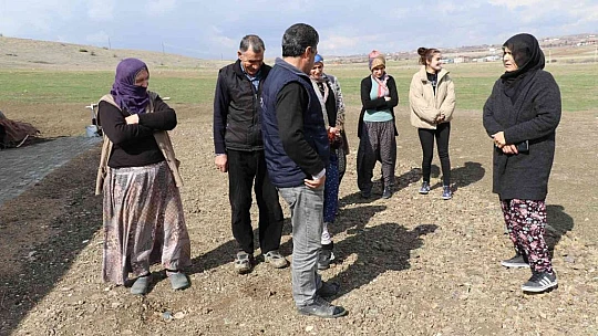 Elazığ'ın ilk kadın muhtarıydı, koltuğu eşinden devraldı, köyün Emine ablası oldu