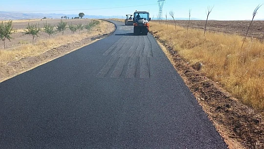 Elazığ'ın köy yollarında asfaltlama çalışması sürüyor