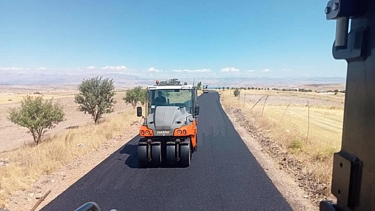 Elazığ'ın köy yollarında asfaltlama çalışması sürüyor