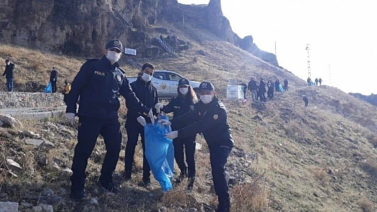 Elazığ'ın Palu ilçesinde çevre temizliği