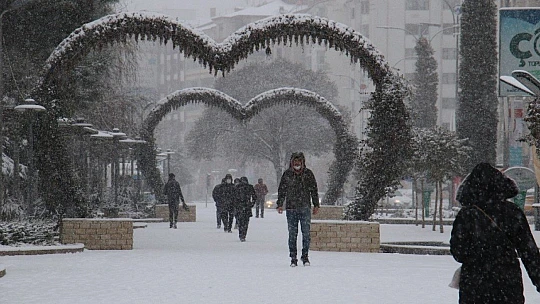 Elazığ kar yağışı ile beyaza büründü, eğitime ara, engelli ve hamilelere izin verildi
