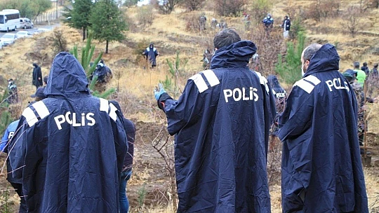 Elazığ polisi, depremlerde hayatını kaybedenlerin anısına fidan dikti