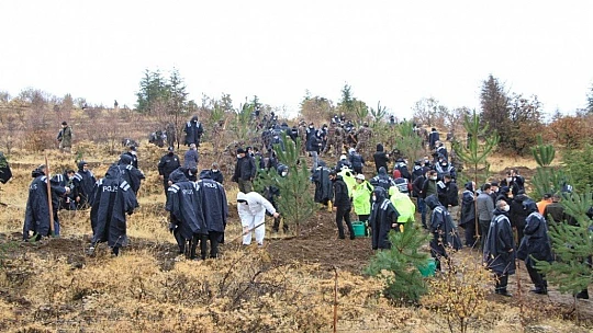 Elazığ polisi, depremlerde hayatını kaybedenlerin anısına fidan dikti