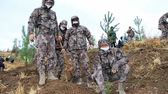 Elazığ polisi, depremlerde hayatını kaybedenlerin anısına fidan dikti