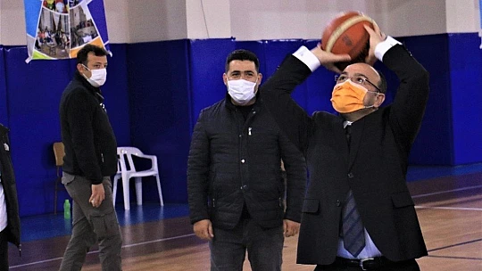 Elazığ protokolü biten ve yapımı süren spor tesislerini inceledi