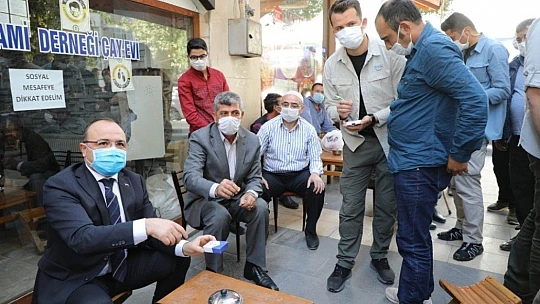 Elazığ Valisi, iş talebinde bulunan genç adama sigarayı bıraktırdı