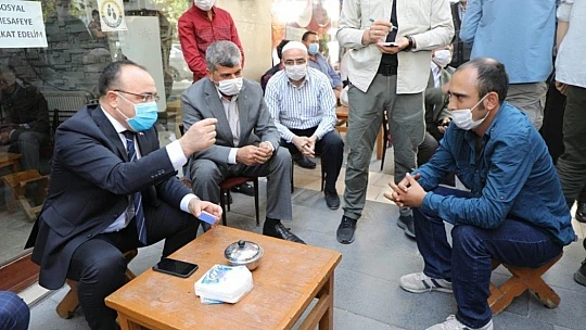 Elazığ Valisi, iş talebinde bulunan genç adama sigarayı bıraktırdı