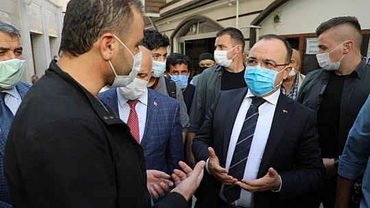 Elazığ Valisi, iş talebinde bulunan genç adama sigarayı bıraktırdı