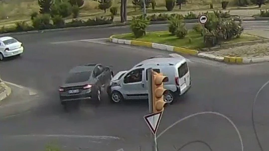 Elazığ ve Bingöl'de trafik kazaları kameraya yansıdı