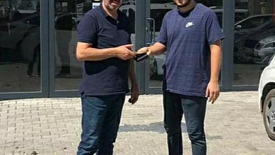 Elazığda örnek davranış, döviz dolu çantayı sahibine teslim etti