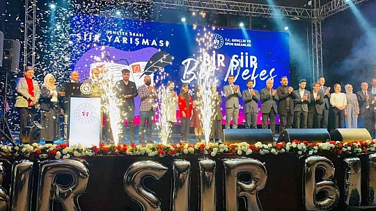 Elazığlı Muhammet Mert Özdemir Bir Şiir Bir Nefes yarışmasında Türkiye 1'incisi oldu