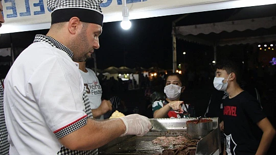 Elazığlılar Salçalı Köfte Festivalinde Zafer Döner'le coştu