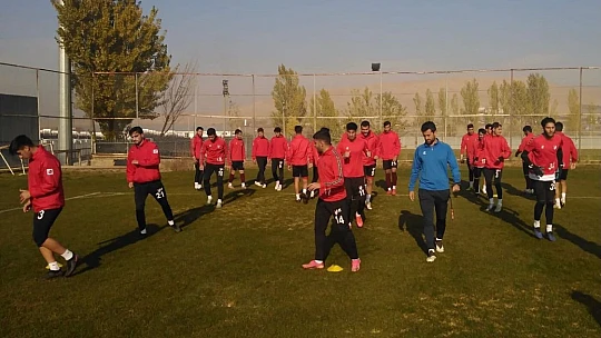 Elazığspor lider karşısında