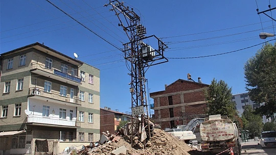 Elektrik tellerinin evlerle iç içe olması ağır hasarlı bina yıkımlarını engelliyor