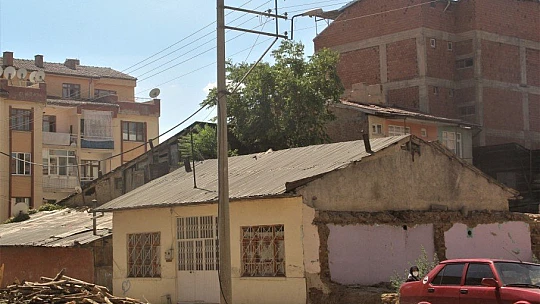Elektrik tellerinin evlerle iç içe olması ağır hasarlı bina yıkımlarını engelliyor