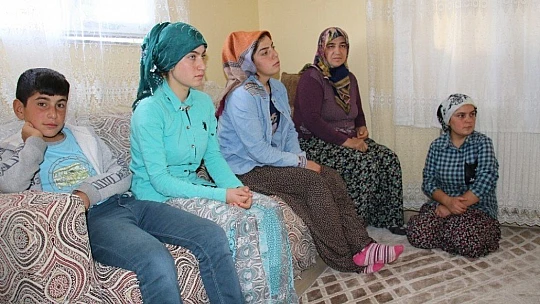 Eli öpülesi örnek anne