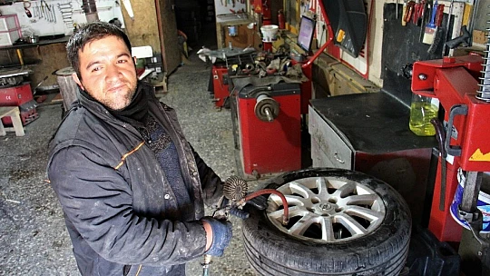 Engellerini aştı, hem kendi parasını kazanıyor hem de usta oldu
