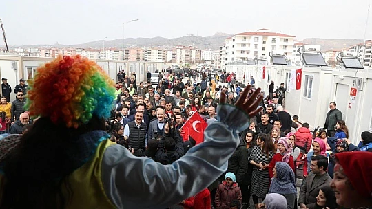 Bakan Soylu Geçici Konaklama Merkezini ziyaret etti