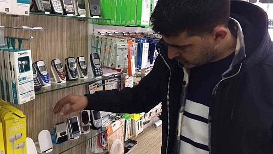 Eski telefonlardan koleksiyon yaptı