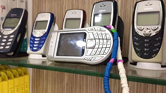Eski telefonlardan koleksiyon yaptı