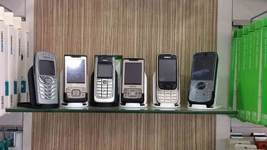 Eski telefonlardan koleksiyon yaptı