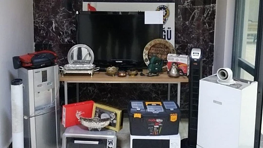 Eve giren hırsızlar ne bulursa çaldı