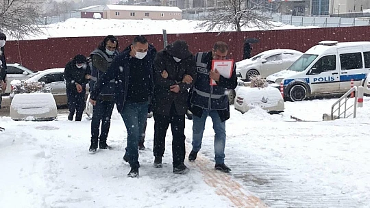 Eve giren hırsızlar ne bulursa çaldı