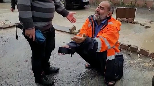 Evini su basan adam hüngür hüngür ağladı
