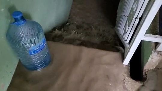 Evini su basan adam hüngür hüngür ağladı