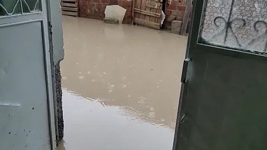 Evini su basan adam hüngür hüngür ağladı