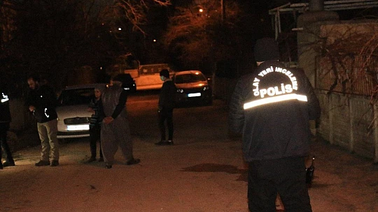 Evinin önüne gittiği şahsı aşağı çağırıp vurdu
