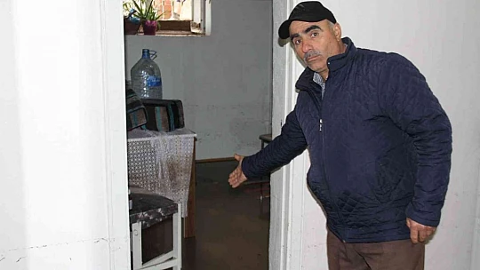 Evinin sular içerisinde kalmasını gözyaşlarıyla izleyen afetzede: 'Allah'a hamt olsun canımız sağ, çocuklarımız kurtuldu'