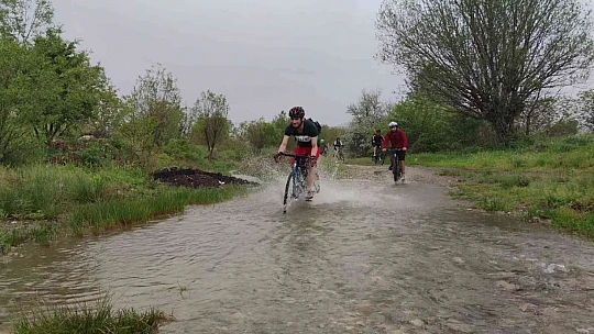 Farkındalık için yağmur altında zorlu köy yollarında 50 kilometre pedal çevirdiler