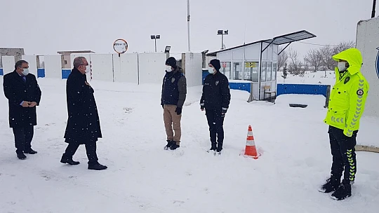 Vali Toraman karla mücadele çalışmalarını takip etti