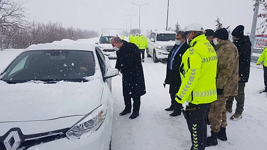 Vali Toraman karla mücadele çalışmalarını takip etti