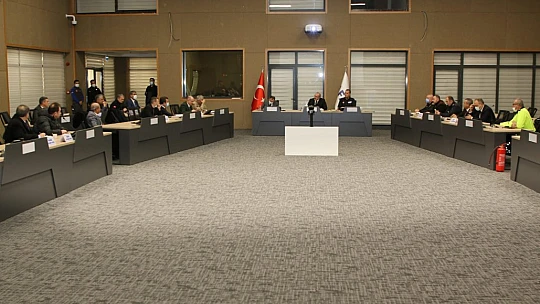 Vali Toraman karla mücadele çalışmalarını takip etti